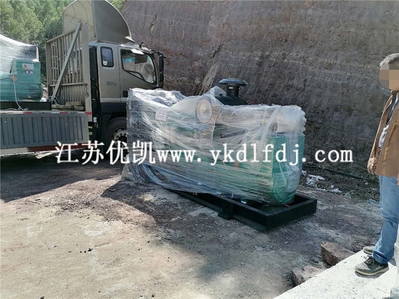 2020年10月22日，300KW康明斯發(fā)電機(jī)組3臺交付路面施工單位使用