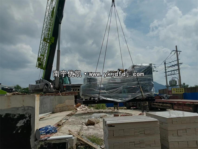 2023年8月29日，廣西項(xiàng)目800kw上柴發(fā)電機(jī)組到貨安裝現(xiàn)場(chǎng)