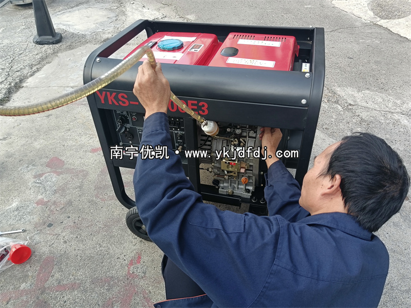 2023年11月24日，客戶到店自提8kw等功率柴油發(fā)電機(jī)組