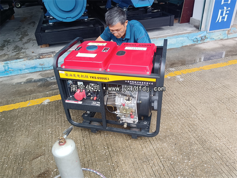 2024年5月19日，客戶到店自提一臺(tái)5KW等功率柴油發(fā)電機(jī)組