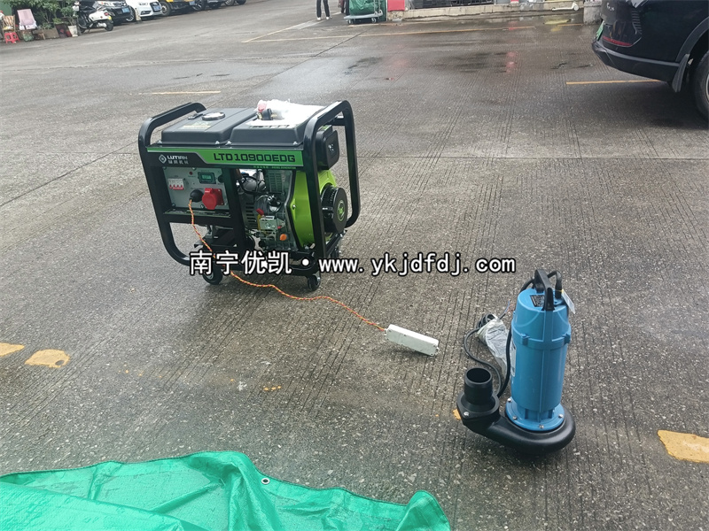 2024年8月13日，客戶到店自提8KW柴油發(fā)電機(jī)組