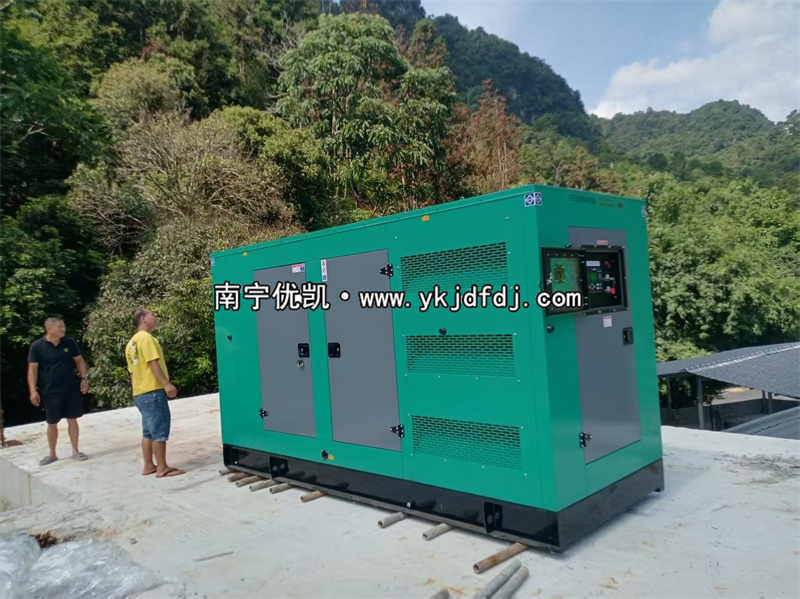 2025年9月5日，崇左項(xiàng)目200kw低噪音柴油發(fā)電機(jī)組卸貨試機(jī)