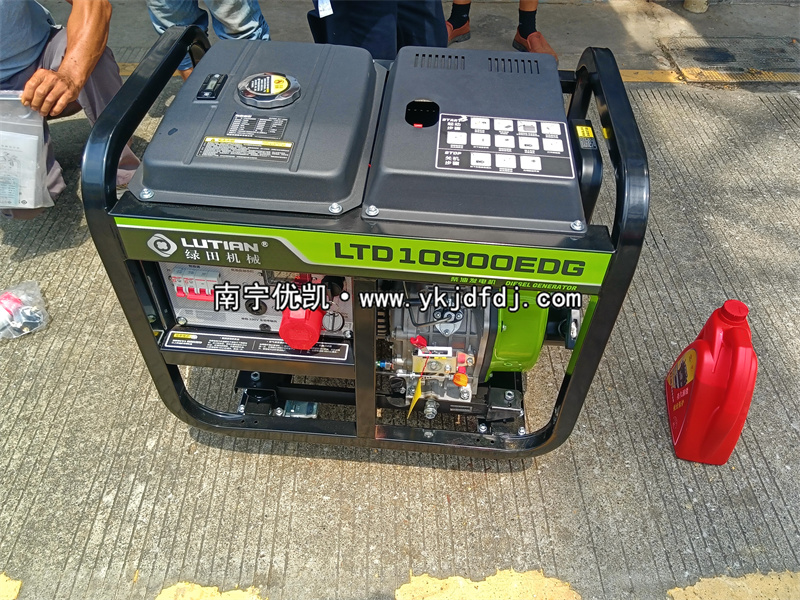 2025年9月8日，客戶到店采購8kw柴油發(fā)電機(jī)組并試機(jī)